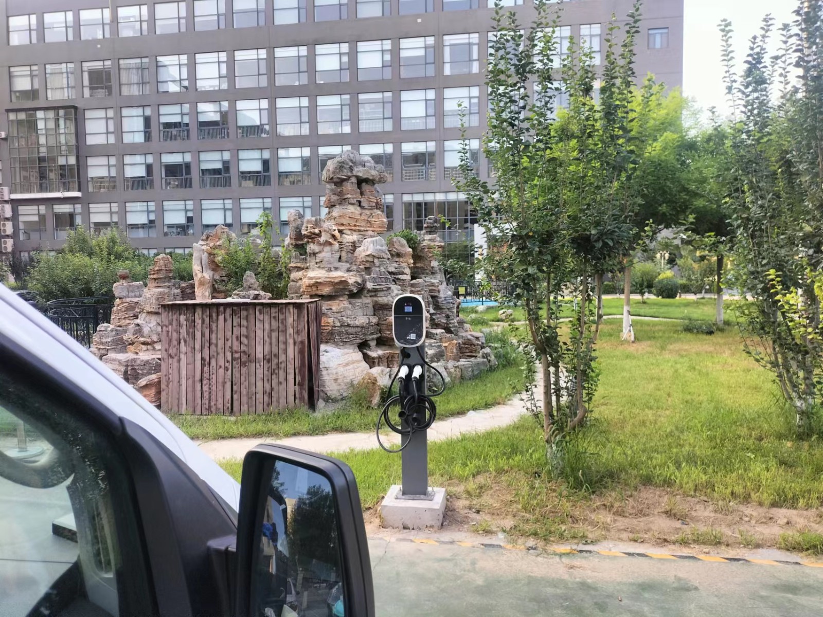 生物醫(yī)藥產(chǎn)業(yè)基地充電站可以充電了@快行者?SOONSIMZE